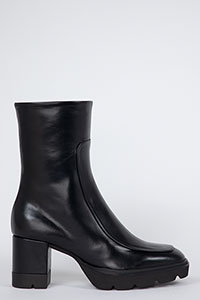 Heeled ankle boots SHARON Poncho Negro by Homers Shoes View 2